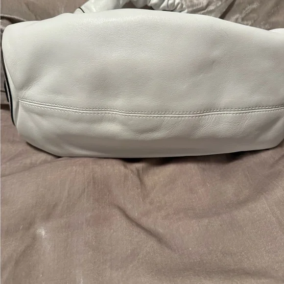 Manu Atelier Ruched Cylinder shoulder bag in white leather. - Picture 2 of 6